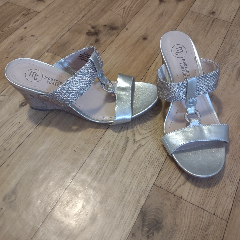 Women's Mootsies Tootsies wedge heels slip-on metallic gold size 7.5 evening